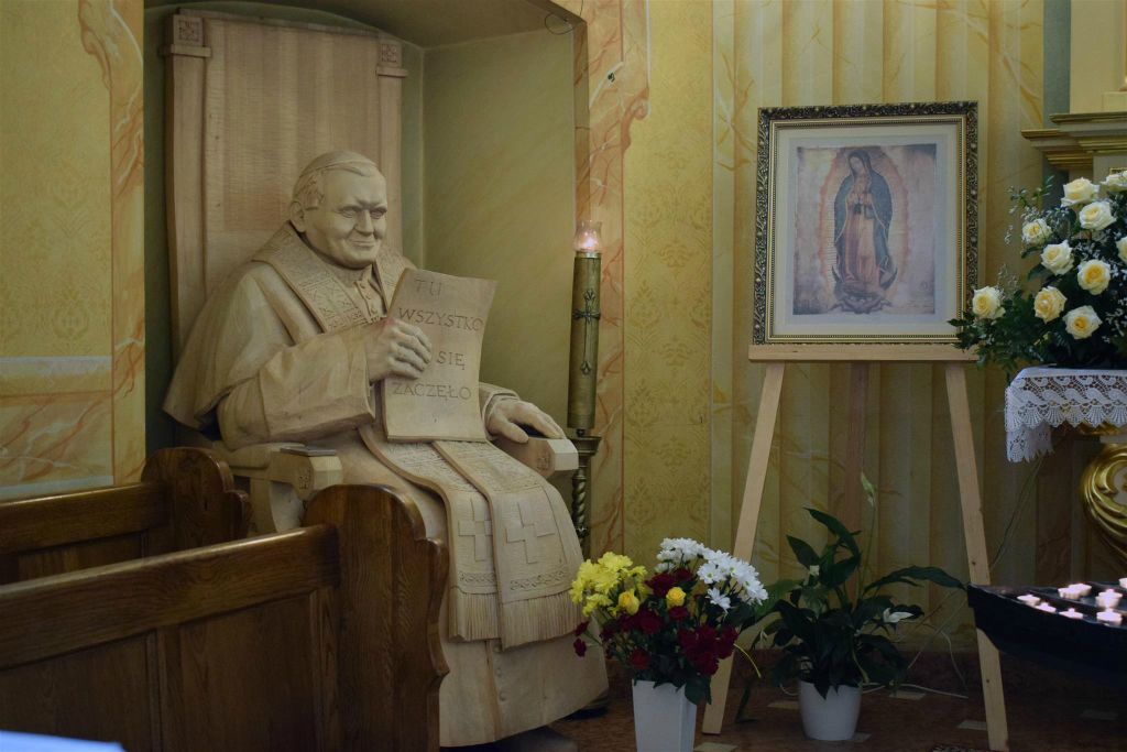 WADOWICE - binnen in de kleine basiliek van de presentatie van de heilige maagd Maria