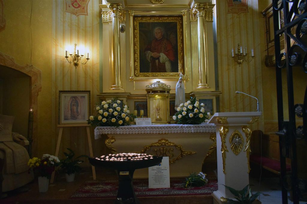 WADOWICE - binnen in de kleine basiliek van de presentatie van de heilige maagd Maria