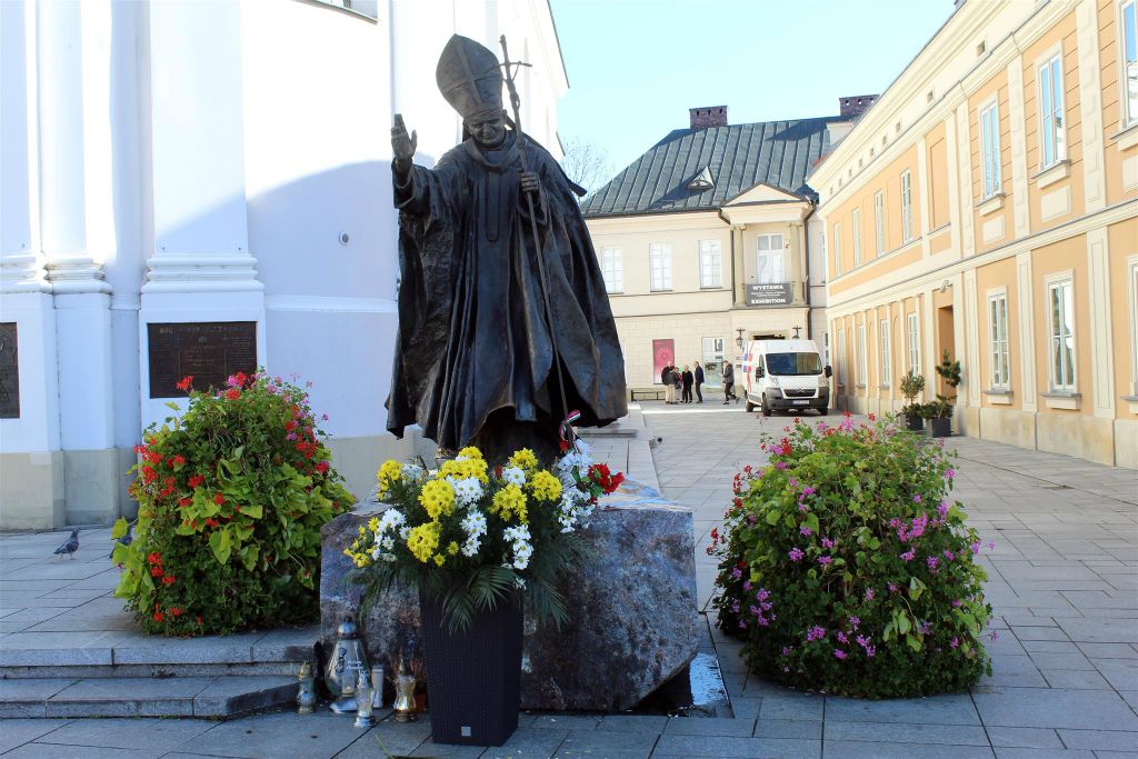 WADOWICE - een standbeeld ter ere van paus Johannes Paulus II (1920-2005)