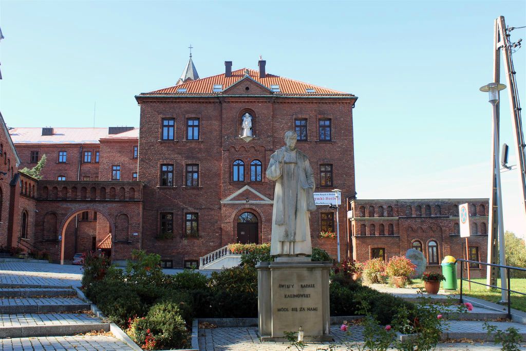 WADOWICE - een standbeeld bij het Karmelietenklooster ter ere van de Poolse broeder Raphael Kalinowski (1835-1907)