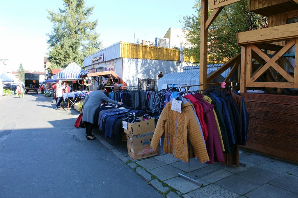 WADOWICE - een kledingkraam op een markt