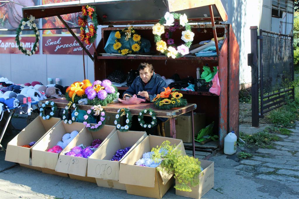 WADOWICE - een bloemenkransenkraam op een markt