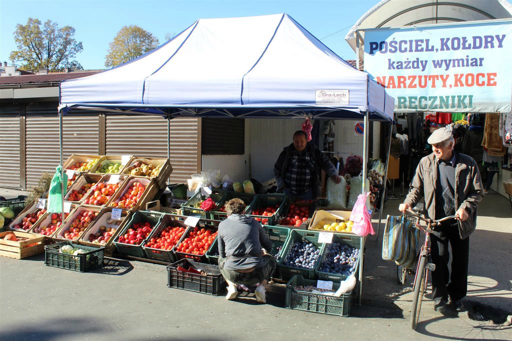 WADOWICE - een fruit en groentekraam op een markt