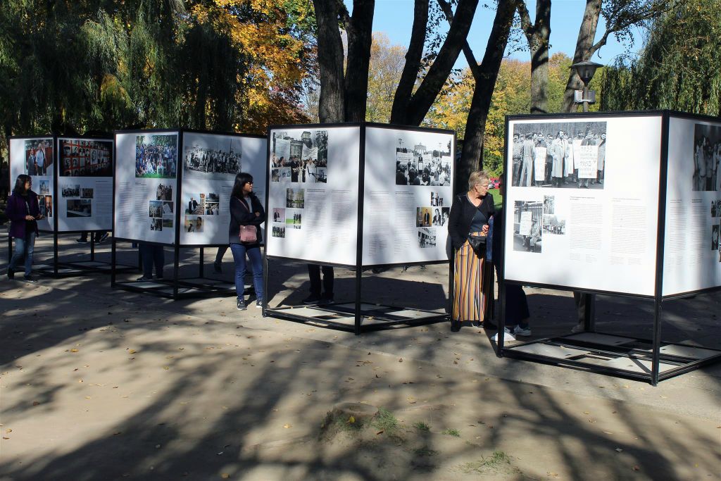 AUSCHWITZ - enkele zuilen met foto's bij Auschwitz I