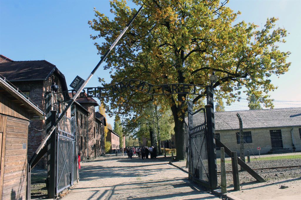 AUSCHWITZ - de hoofdingang van Auschwitz I