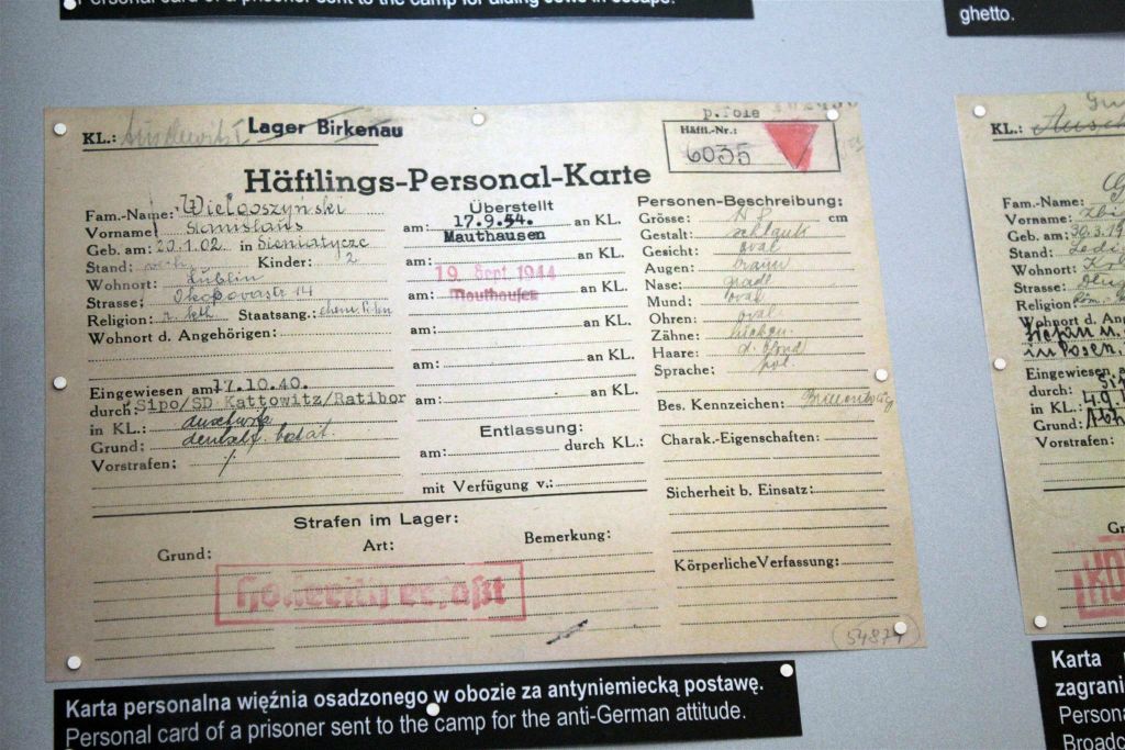 AUSCHWITZ - een registratiekaart in een museum van Auschwitz I