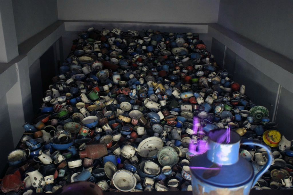 AUSCHWITZ - de vele ingenomen bekers in een museum van Auschwitz I