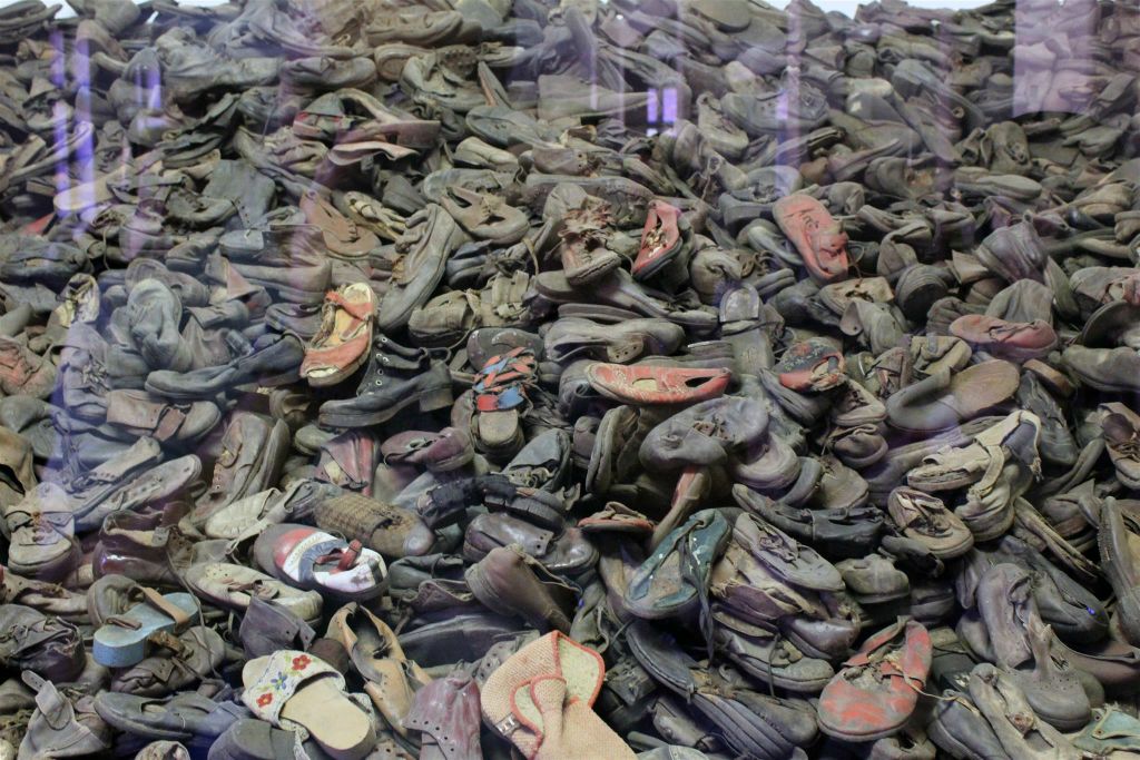 AUSCHWITZ - de vele ingenomen schoenen in een museum van Auschwitz I