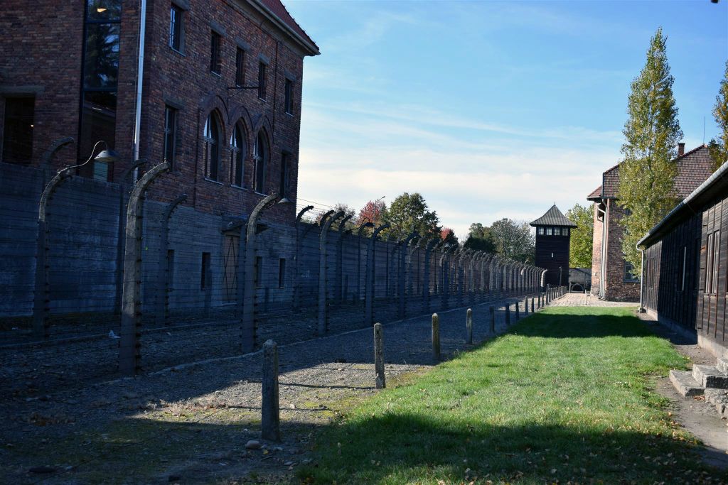 AUSCHWITZ - de afzettingen tussen de barakken van Auschwitz I