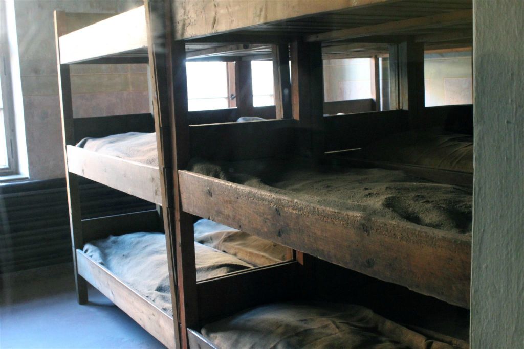 AUSCHWITZ - binnen in een bakstenen barak van Auschwitz I