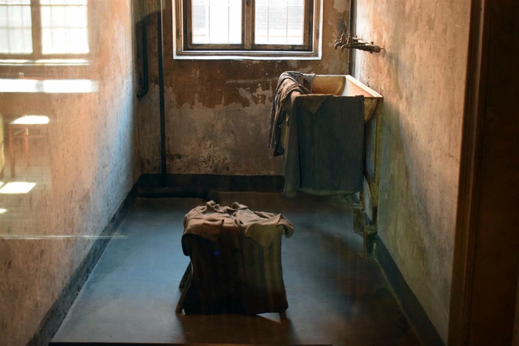 AUSCHWITZ - een kledingwasbak in een bakstenen barak van Auschwitz I