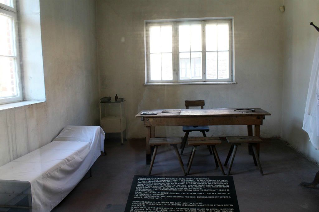AUSCHWITZ - binnen in barak 20 waar dodelijk injecties werden toegediend bij Auschwitz I