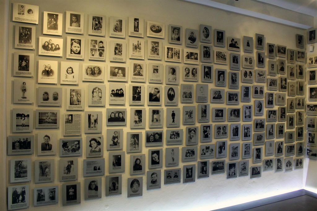 AUSCHWITZ - vele foto's in barak 20 waar dodelijk injecties werden toegediend bij Auschwitz I