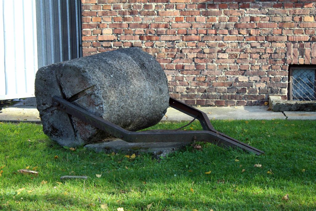 AUSCHWITZ - een botten versplinteraar bij Auschwitz I