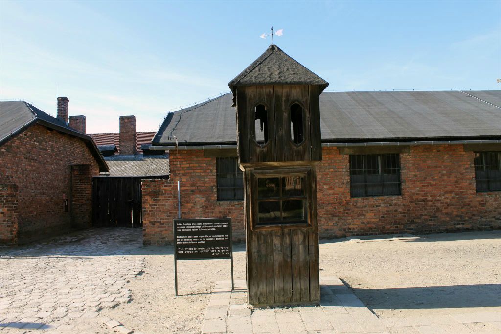 AUSCHWITZ - een loket waar de SS rapporten kreeg bij de plek waar Joodse mensen opgehangen werden bij Auschwitz I