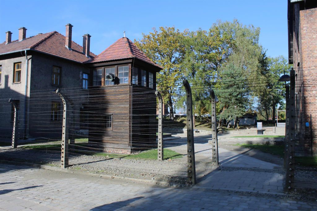 AUSCHWITZ - een wachterstoren bij de barakken van Auschwitz I
