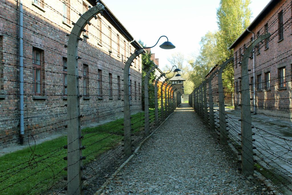 AUSCHWITZ - de afzetting tussen de barakken van Auschwitz I