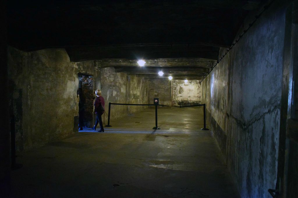 AUSCHWITZ - binnen in de herbouwde gaskamer van Auschwitz I