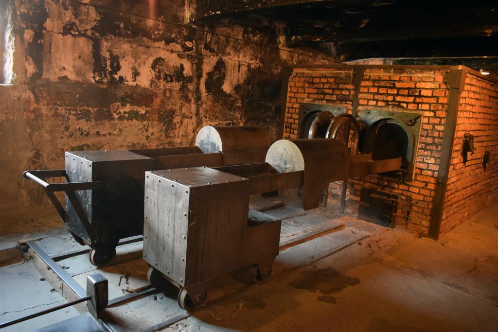 AUSCHWITZ - twee verbrandingsovens in de herbouwde gaskamer van Auschwitz I