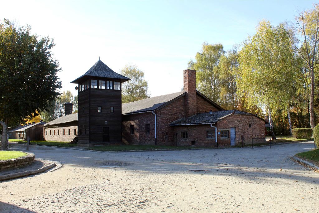AUSCHWITZ - de garages van de SS bij Auschwitz I