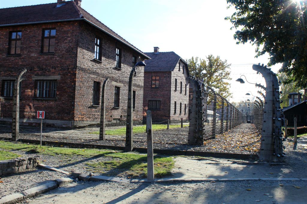 AUSCHWITZ - de afzettingen bij de bakstenen barakken van Auschwitz I