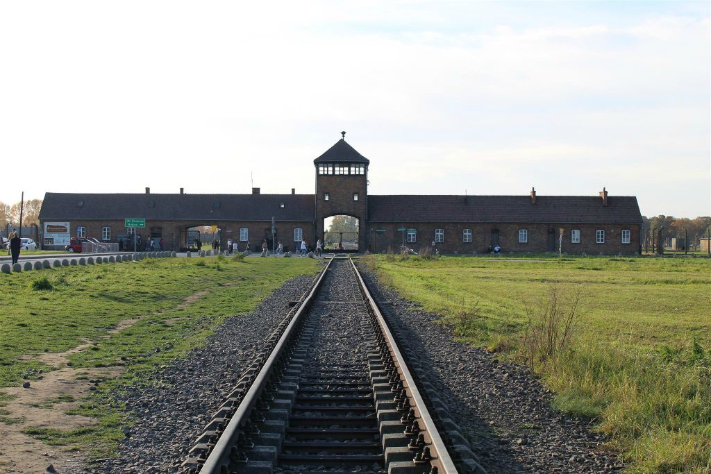 AUSCHWITZ - de toegangspoort van het concentratiekamp Auschwitz-Birkenau