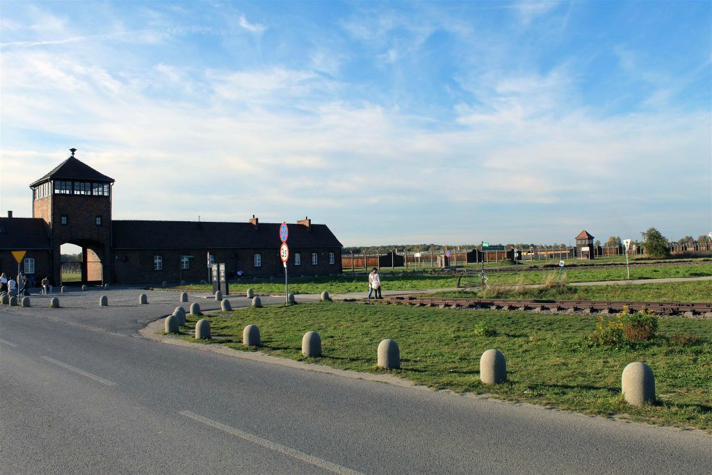 AUSCHWITZ - de toegangspoort van het concentratiekamp Auschwitz-Birkenau