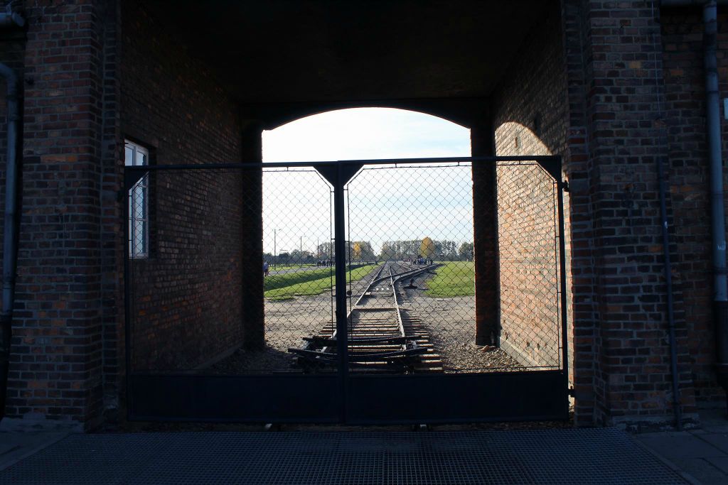 AUSCHWITZ - de toegangspoort van het concentratiekamp Auschwitz-Birkenau