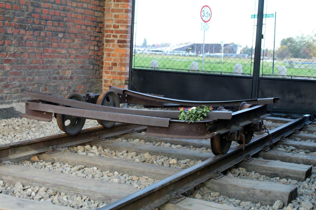 AUSCHWITZ - een wagon onderstel bij de toegangspoort van het concentratiekamp Auschwitz-Birkenau