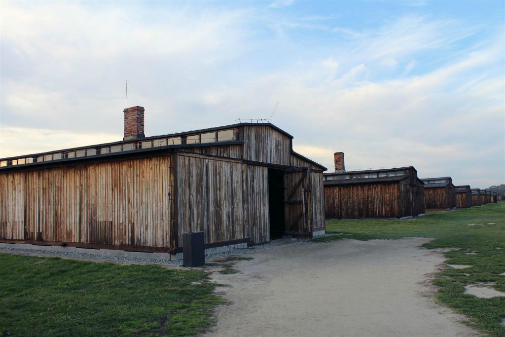 AUSCHWITZ - enkele houten barakken van het concentratiekamp Auschwitz-Birkenau