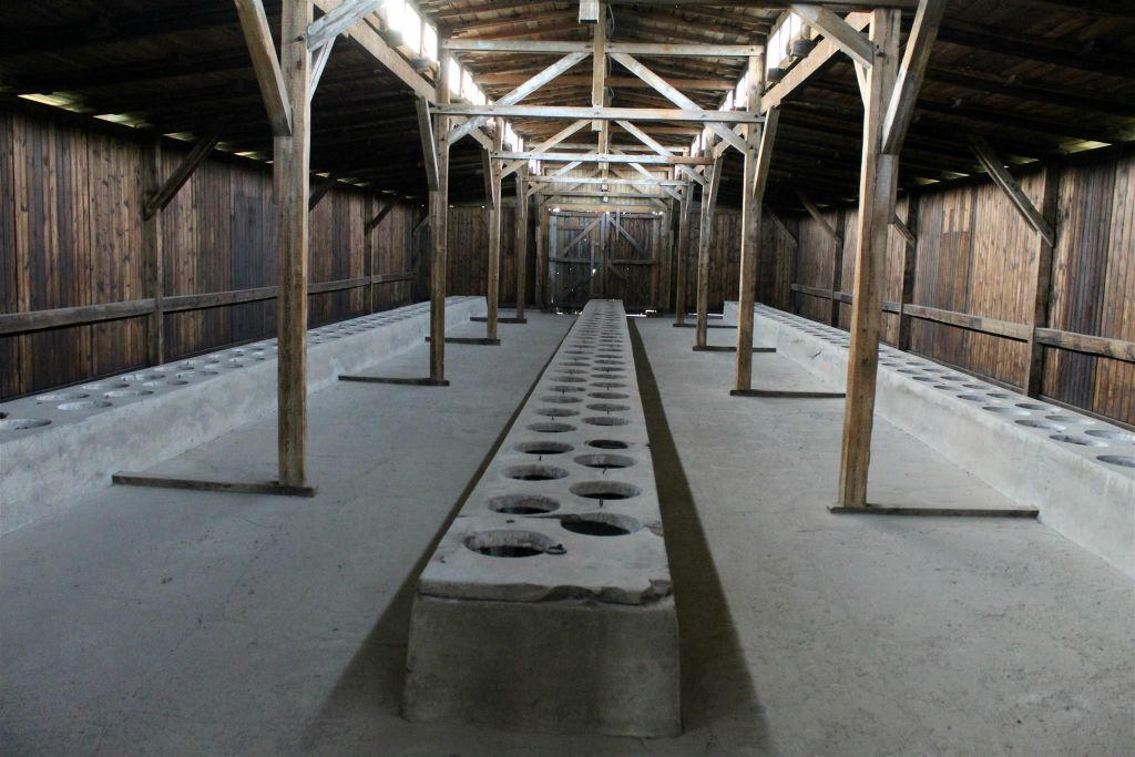 AUSCHWITZ - de latrine voor de gevangen van het concentratiekamp Auschwitz-Birkenau