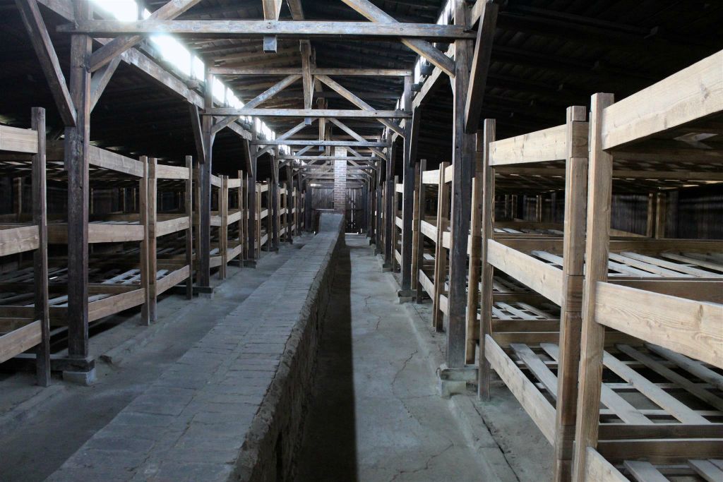 AUSCHWITZ - enkele slaap barakken van het concentratiekamp Auschwitz-Birkenau
