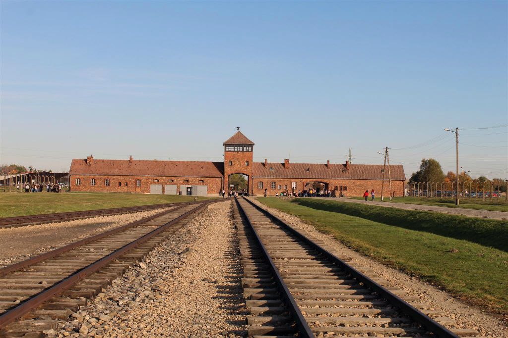 AUSCHWITZ - de hoofdingang van het concentratiekamp Auschwitz-Birkenau