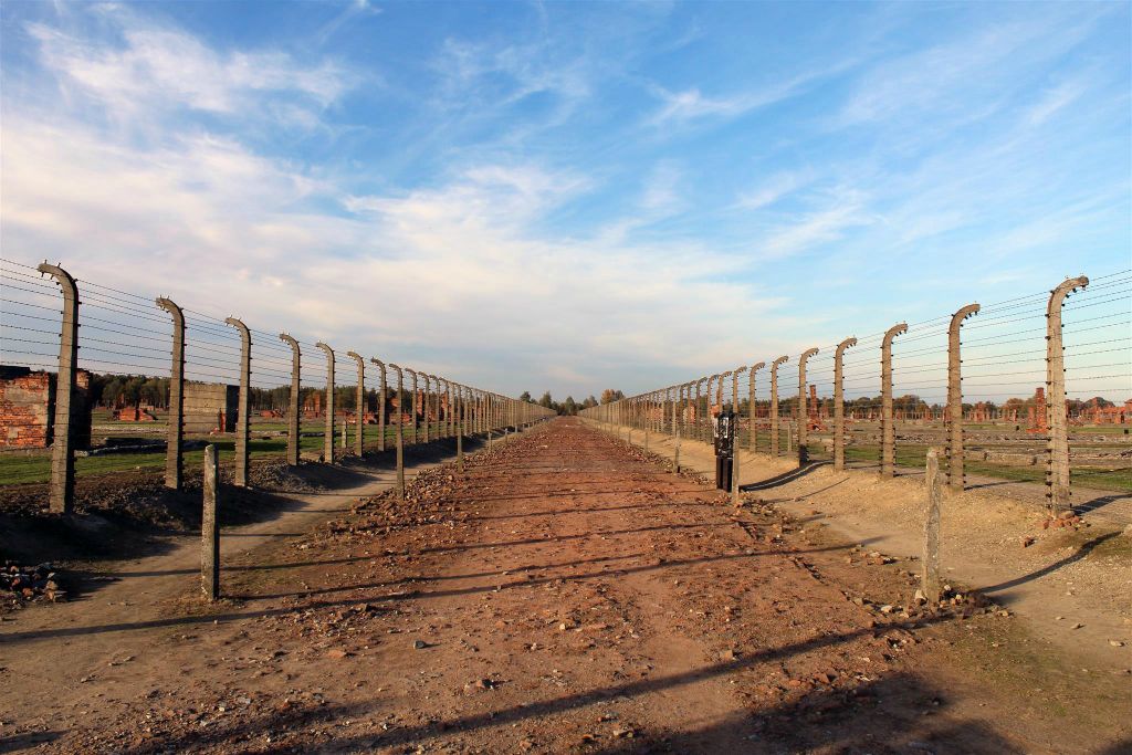 AUSCHWITZ - de afzettingen tussen de barakken bij het concentratiekamp Auschwitz-Birkenau