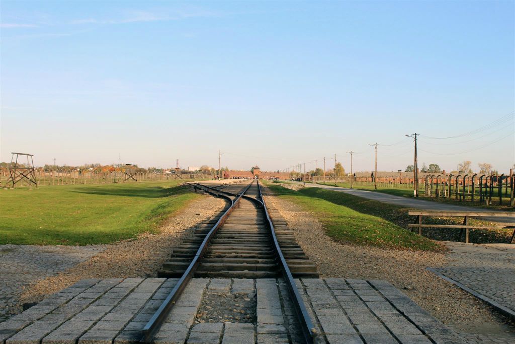 AUSCHWITZ - de treinrails bij het concentratiekamp Auschwitz-Birkenau