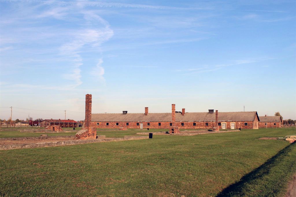 AUSCHWITZ - enkele stenen barakken van het concentratiekamp Auschwitz-Birkenau