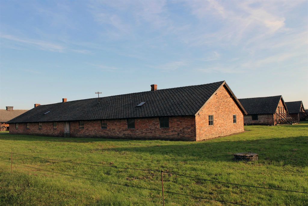 AUSCHWITZ - enkele stenen barakken van het concentratiekamp Auschwitz-Birkenau