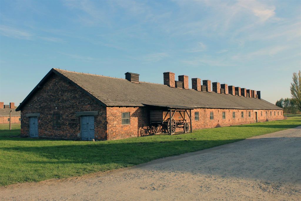AUSCHWITZ - een stenen barak van het concentratiekamp Auschwitz-Birkenau