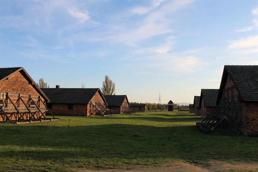 AUSCHWITZ - enkele stenen barakken van het concentratiekamp Auschwitz-Birkenau