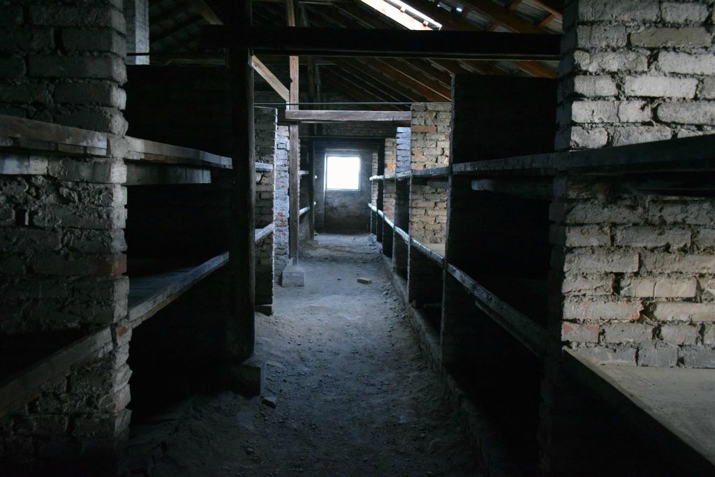AUSCHWITZ - de slaapvertrekken in een stenen barak van het concentratiekamp Auschwitz-Birkenau