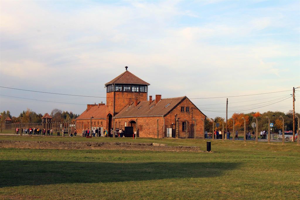 AUSCHWITZ - de wachterstoren bij de hoofdingang van het concentratiekamp Auschwitz-Birkenau