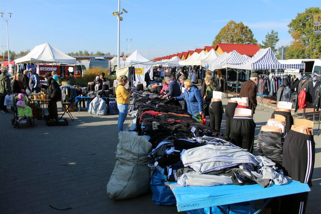 POŁANIEC - een kledingkraam op een markt
