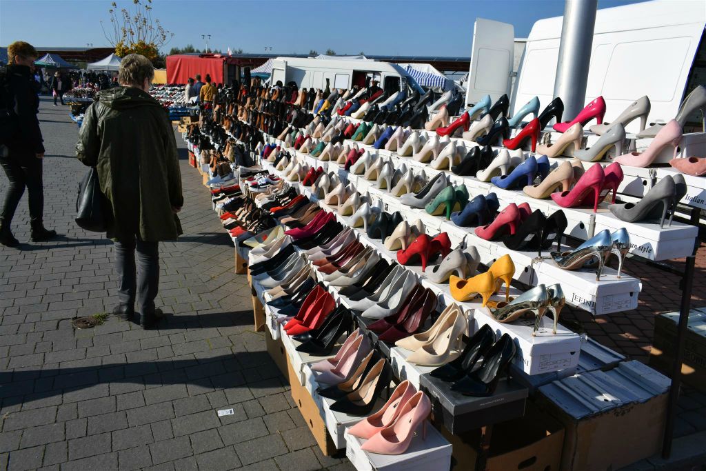 POŁANIEC - een damesschoenen kraam op een markt