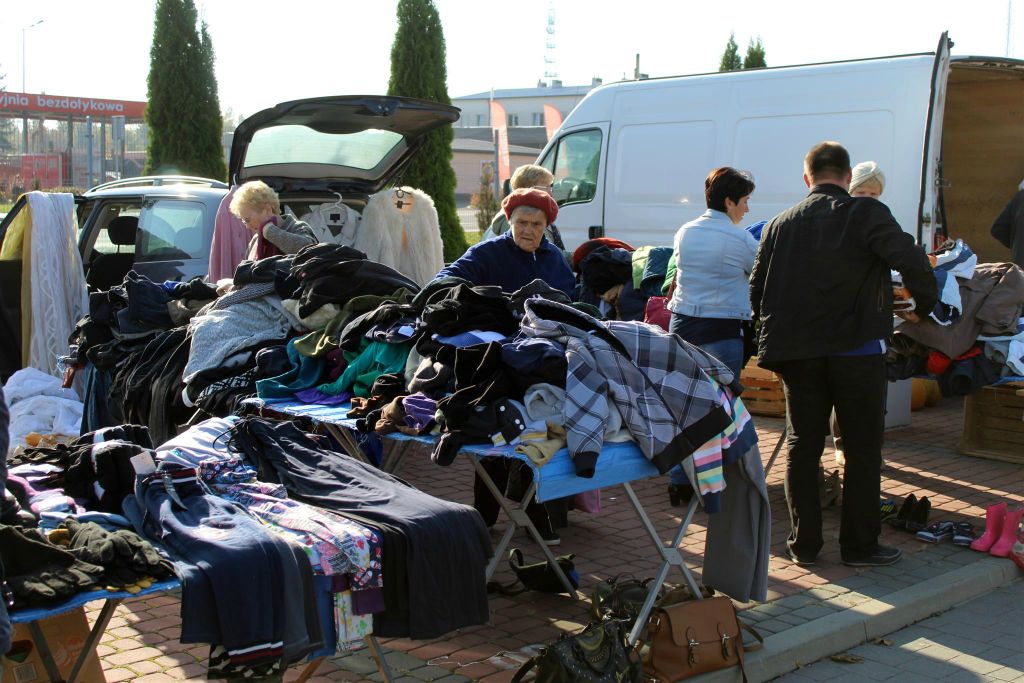 POŁANIEC - een kledingkraam op een markt