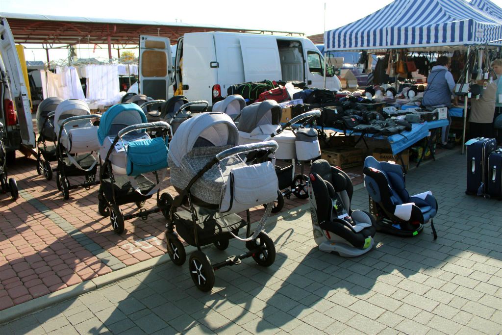 POŁANIEC - de verkoop van kinderwagens op een markt