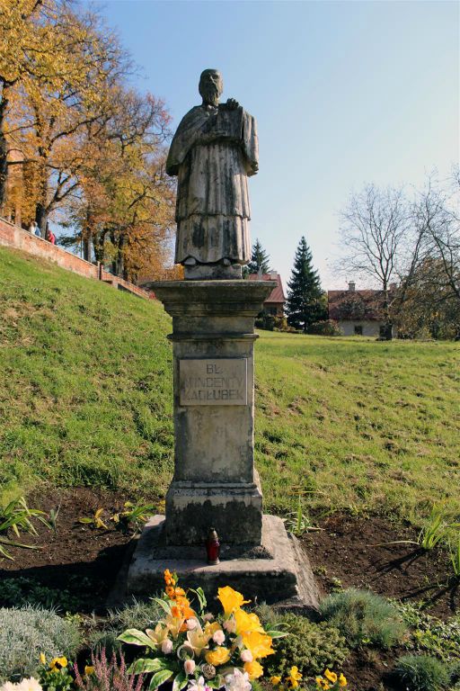 SANDOMIERZ - een standbeeld ter ere van de Poolse bisschop Wincenty Kadłubek (1150-1223)