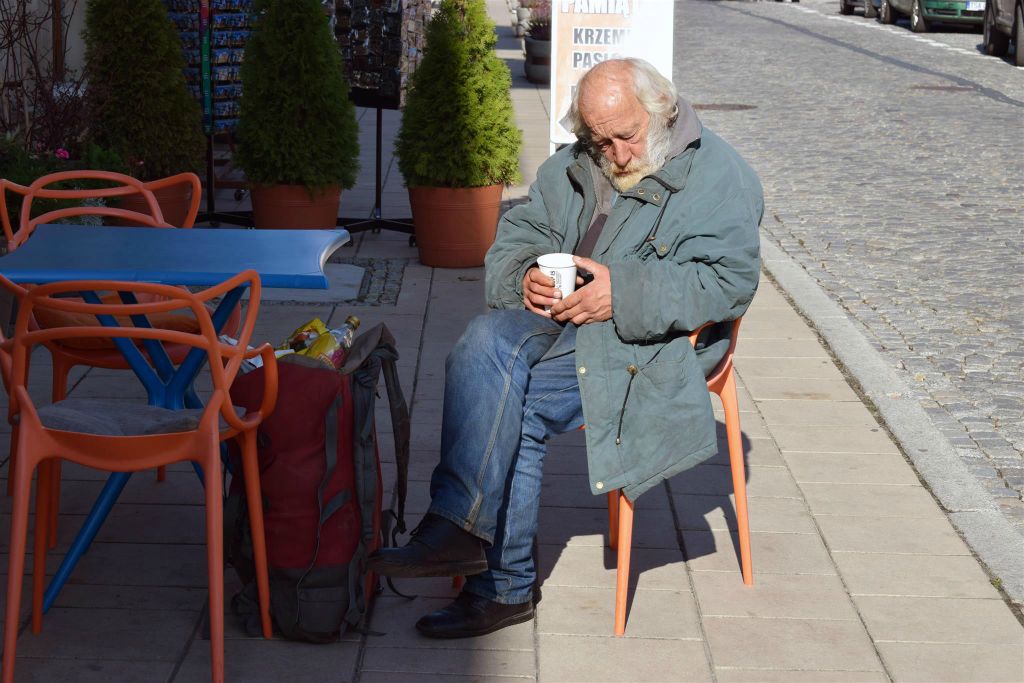 SANDOMIERZ - een man op een terras