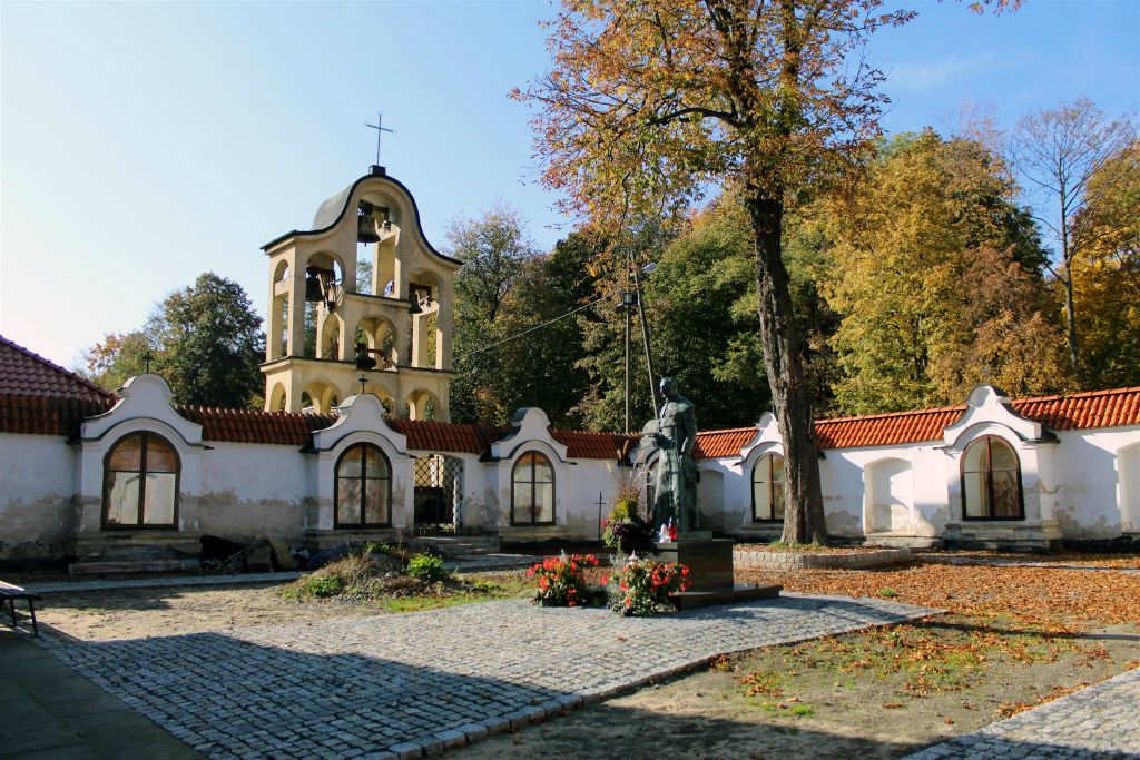 SANDOMIERZ - een binnenplaats bij de kerk van Saint Józef