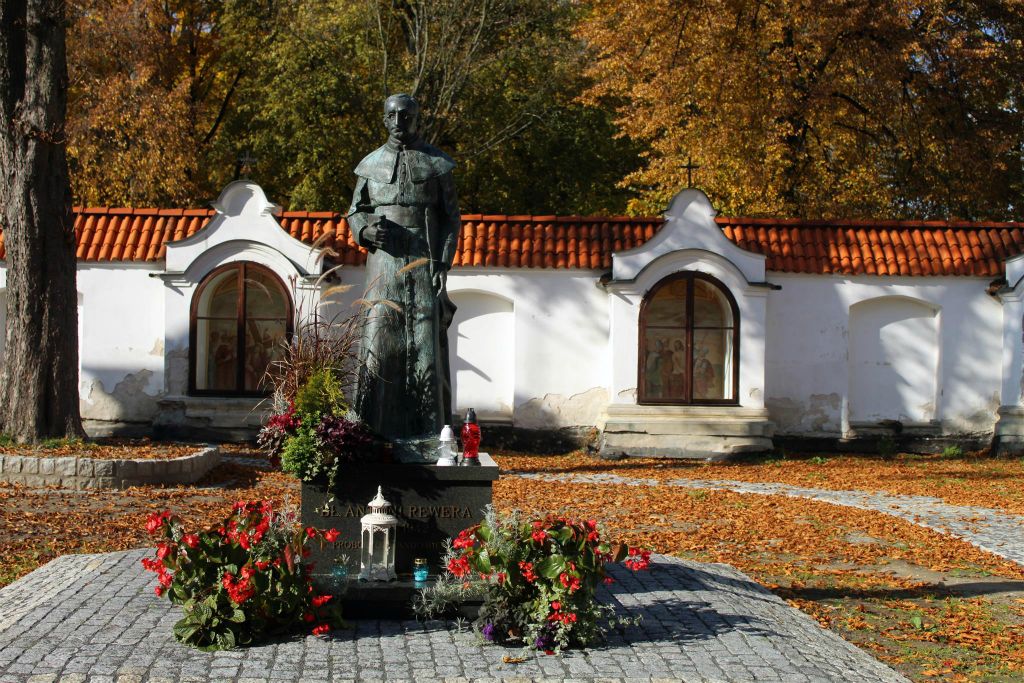 SANDOMIERZ - een standbeeld ter ere van de Poolse priester Antoni Rewera (1869-1942) op een binnenplaats bij de kerk van Saint Józef