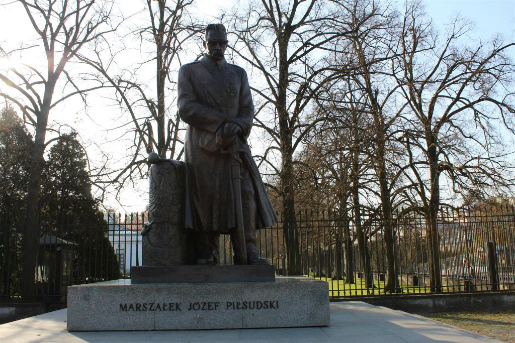 WARSCHAU - een standbeeld ter ere van de Poolse militair en staatsman Józef Piłsudski (1867-1935)